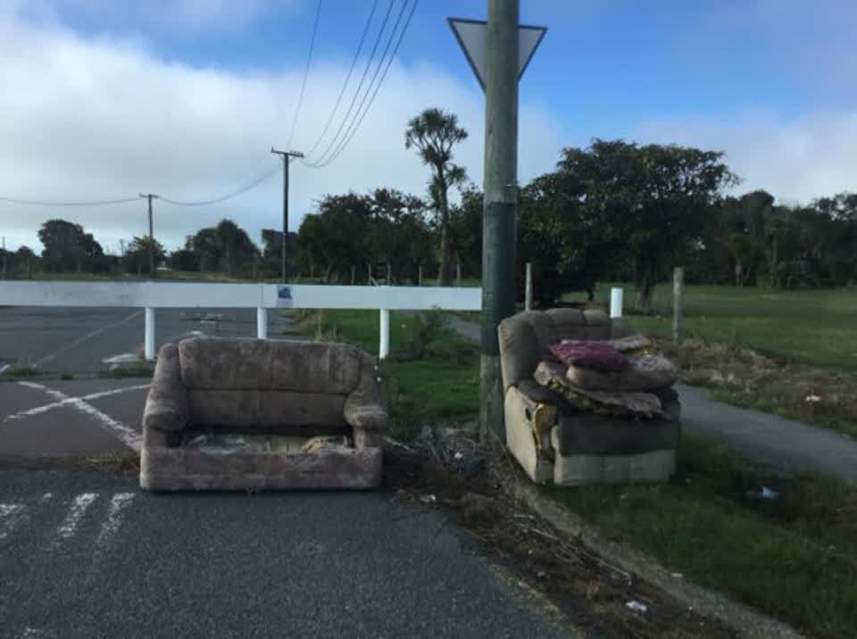 The photograph attached to this rubbish/recycling report