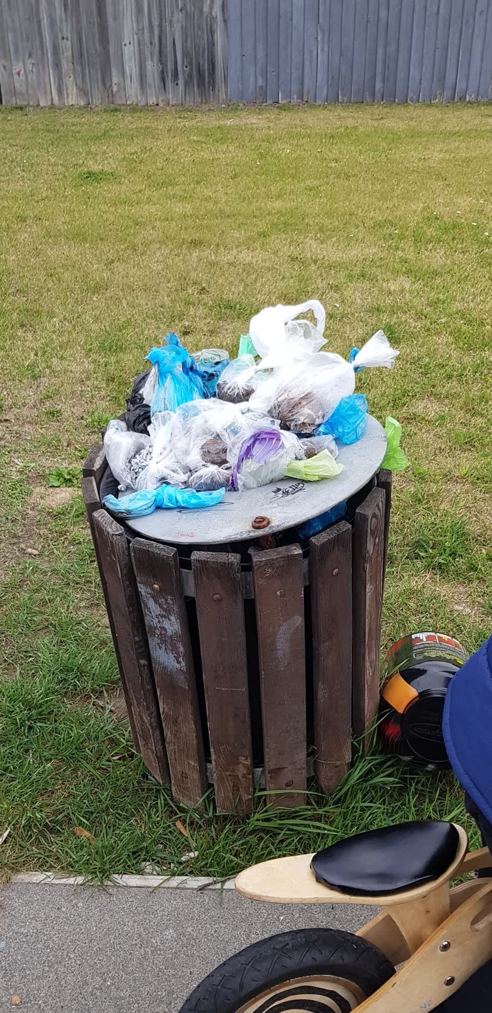 The photograph attached to this rubbish/recycling report