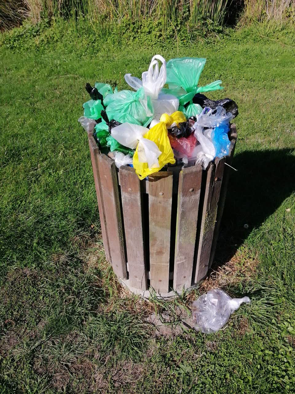 The photograph attached to this rubbish/recycling report
