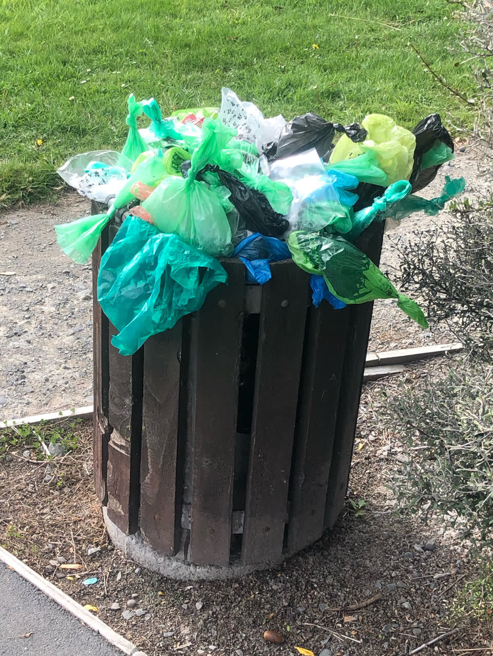 The photograph attached to this rubbish/recycling report
