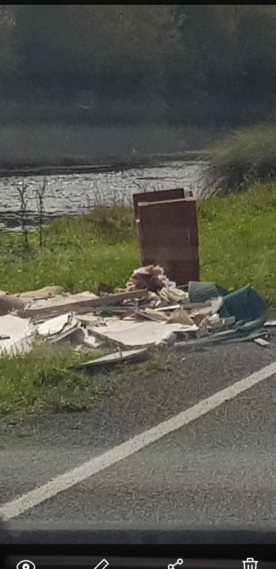 The photograph attached to this rubbish/recycling report