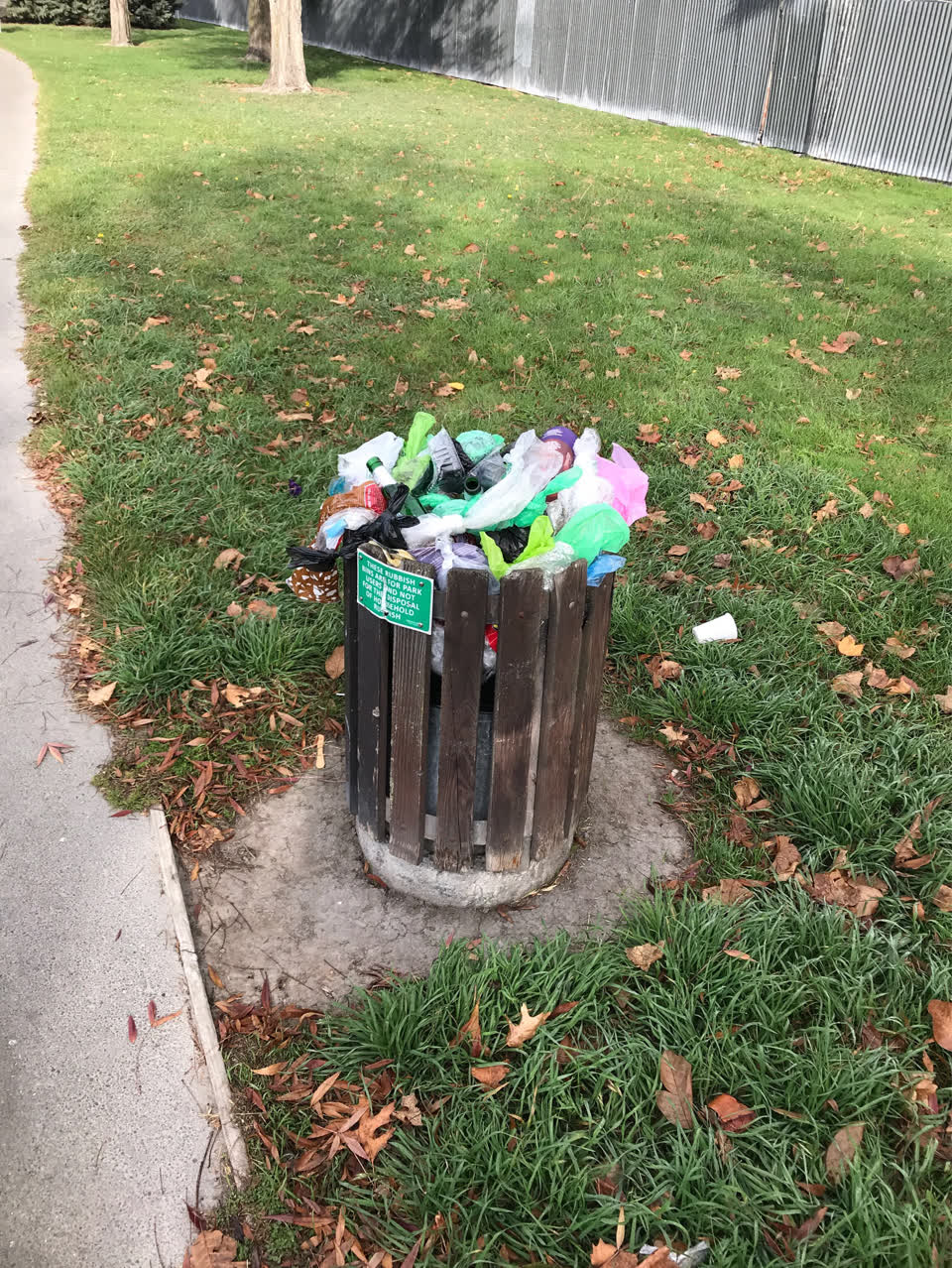 The photograph attached to this rubbish/recycling report
