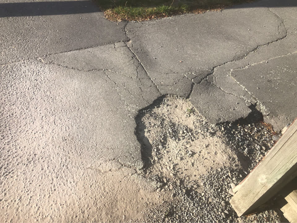 The photograph attached to this roading/streets report