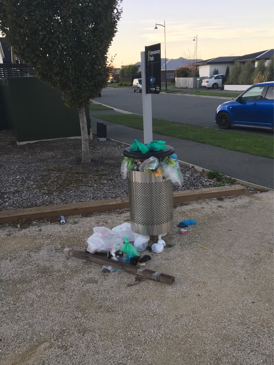 The photograph attached to this rubbish/recycling report