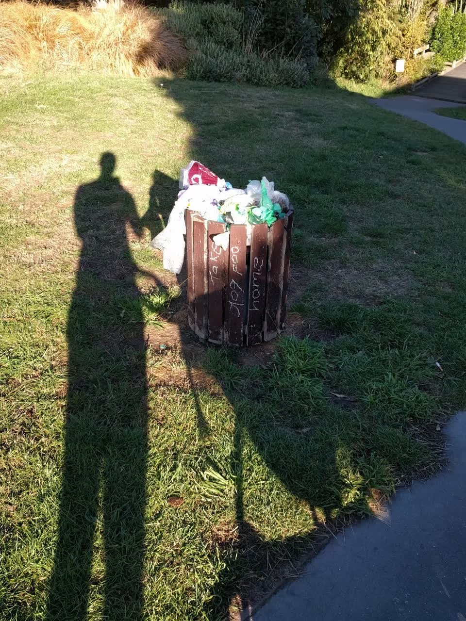 The photograph attached to this rubbish/recycling report