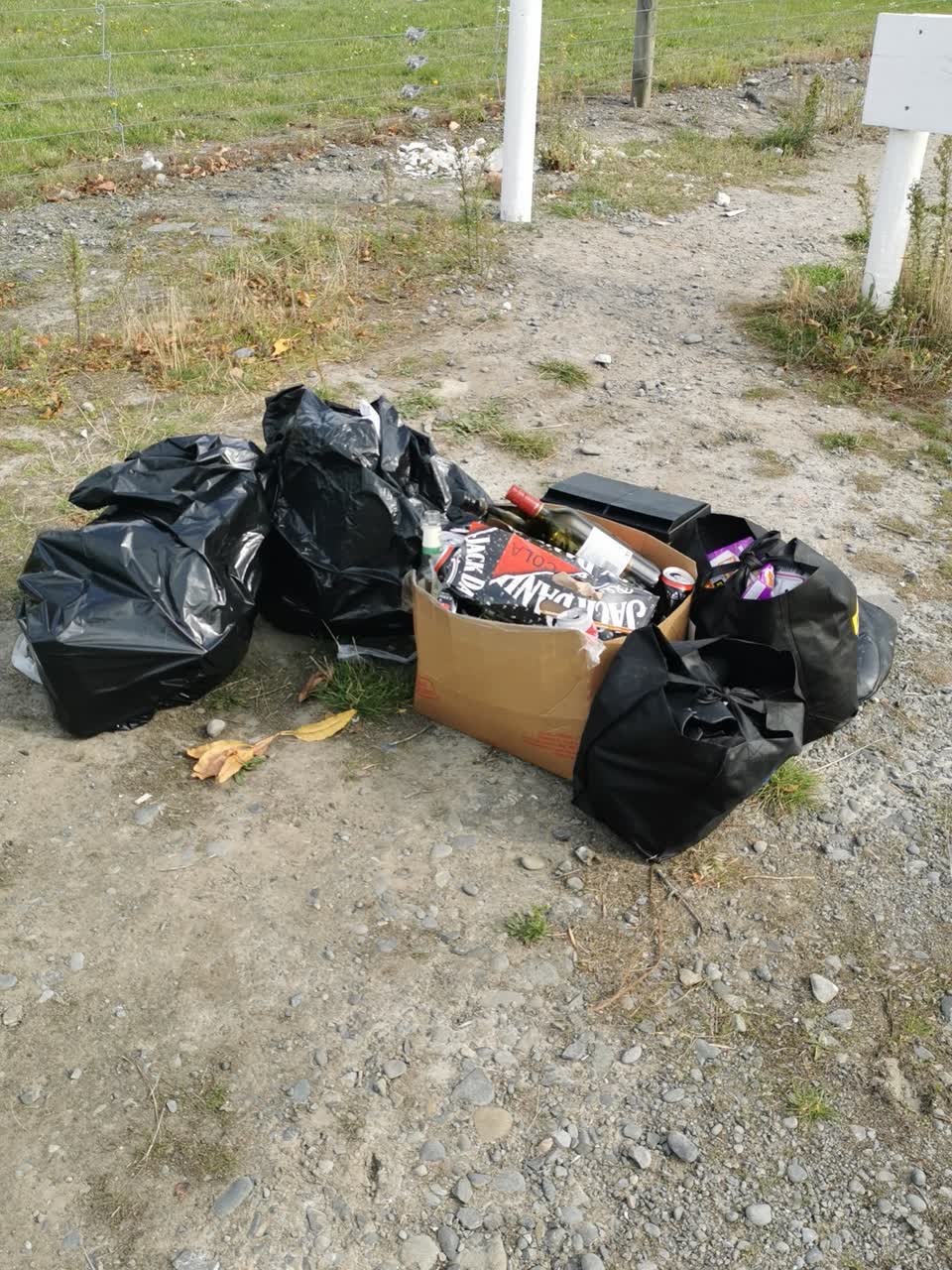 The photograph attached to this rubbish/recycling report
