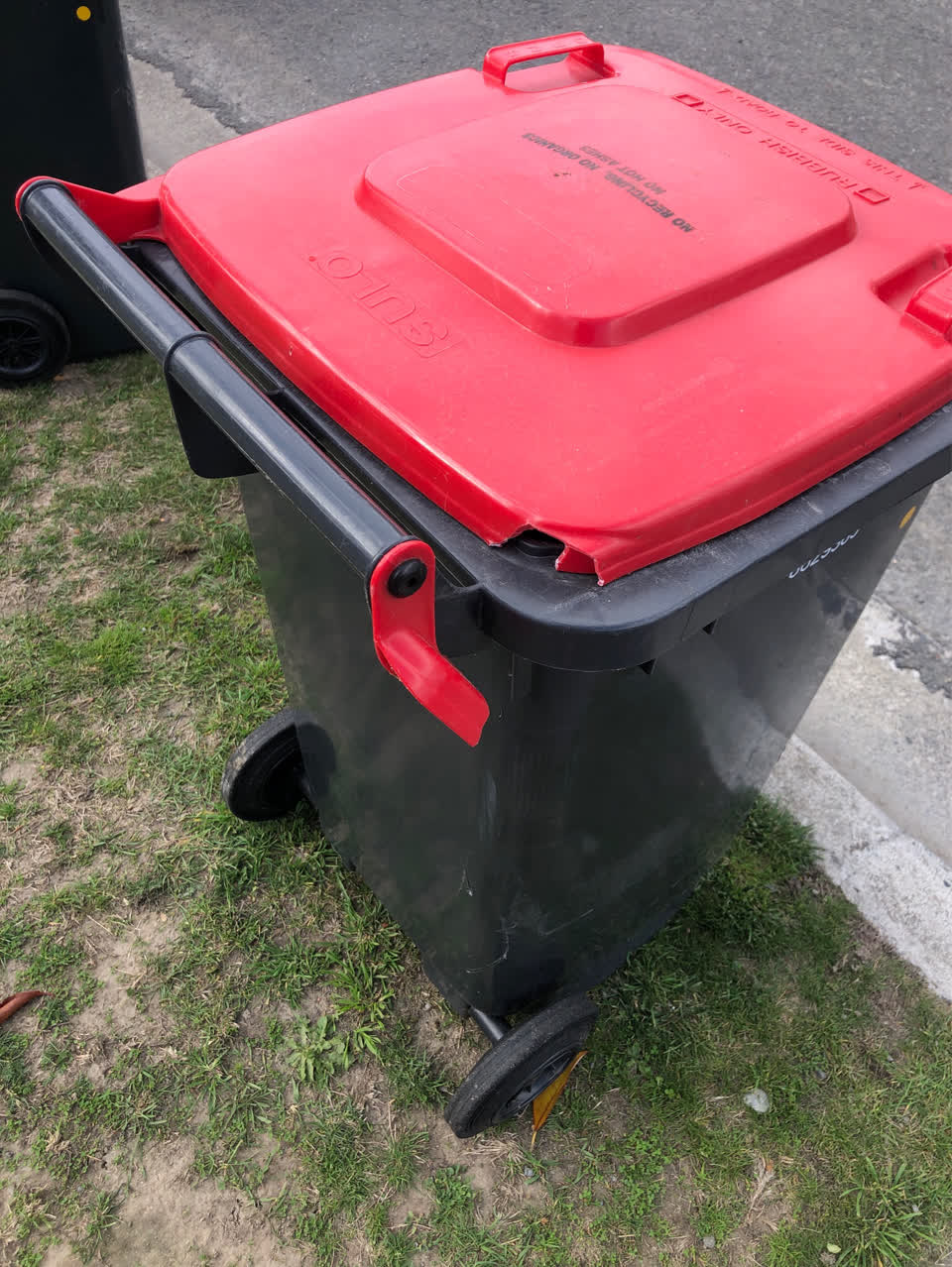 The photograph attached to this rubbish/recycling report