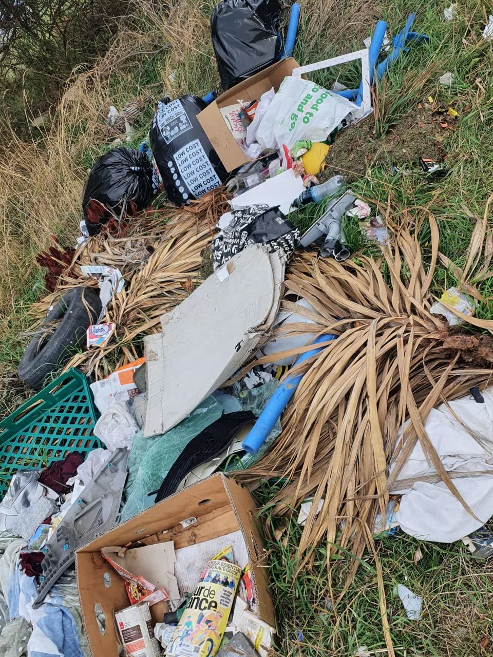 The photograph attached to this rubbish/recycling report