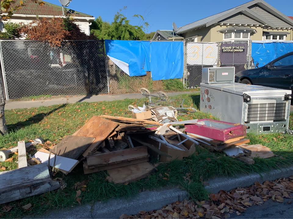 The photograph attached to this rubbish/recycling report