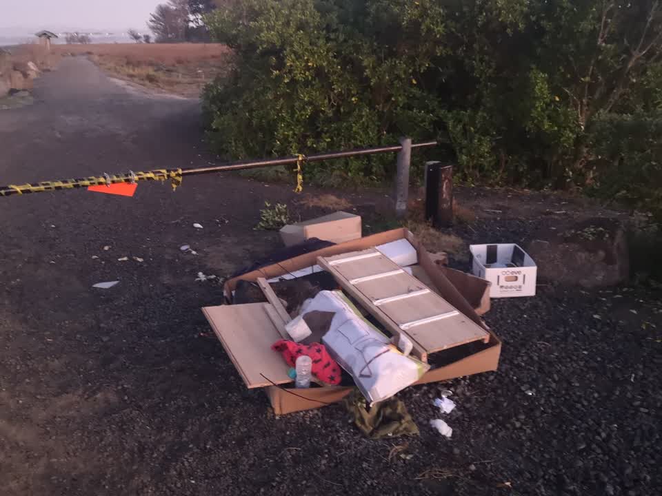 The photograph attached to this rubbish/recycling report