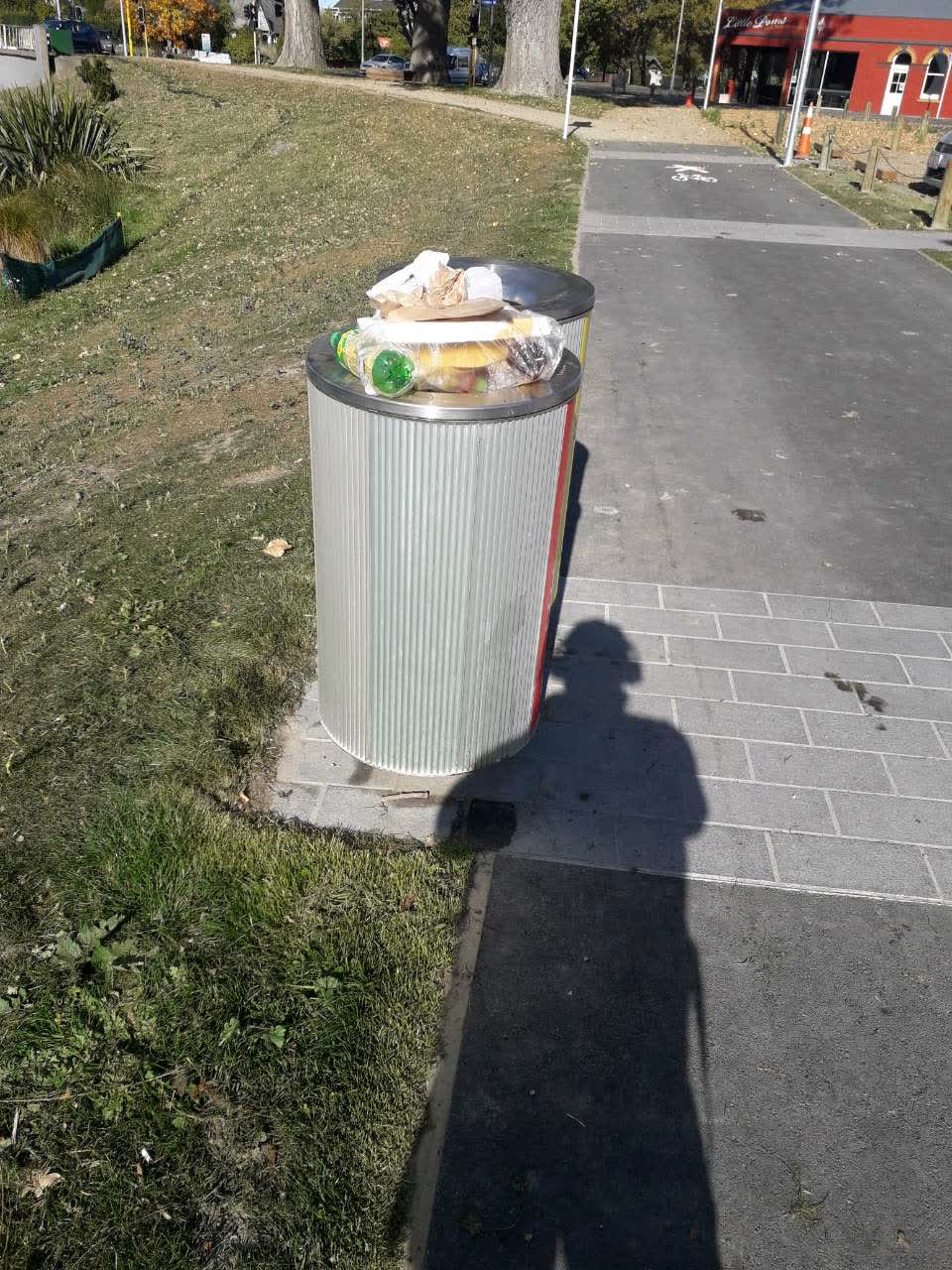 The photograph attached to this rubbish/recycling report