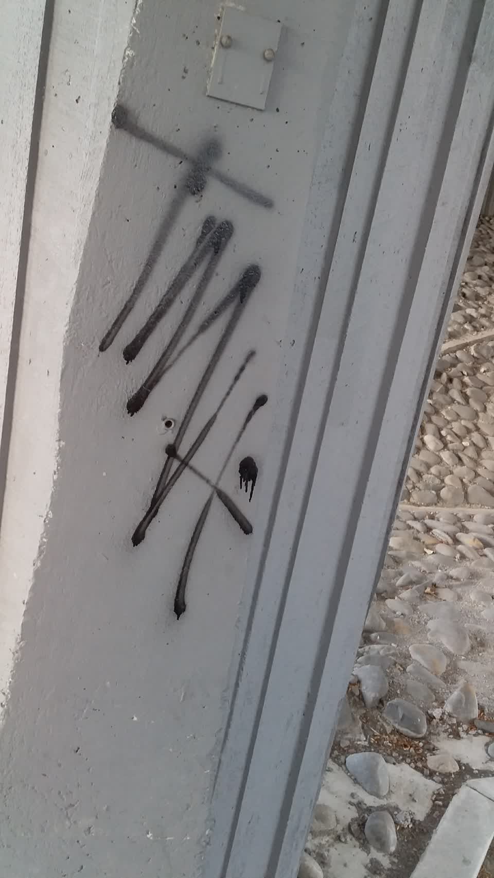 The photograph attached to this graffiti report