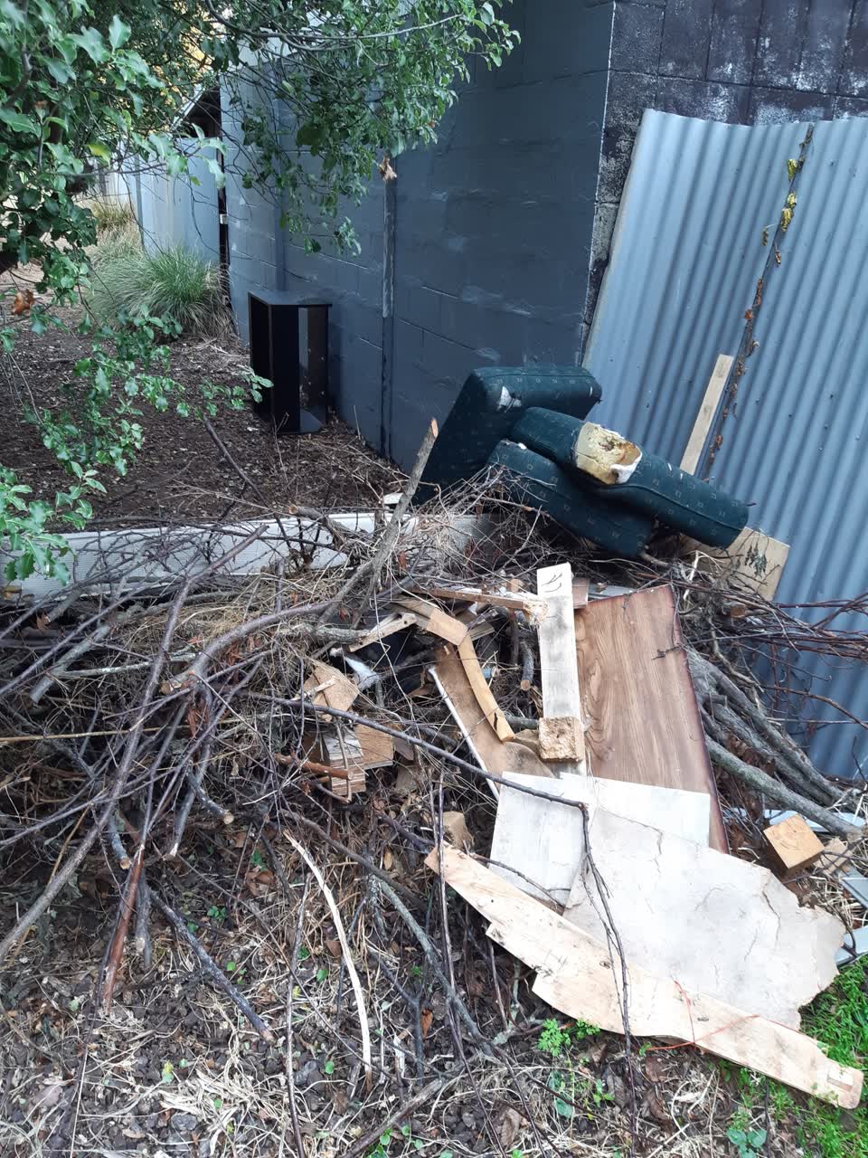 The photograph attached to this rubbish/recycling report