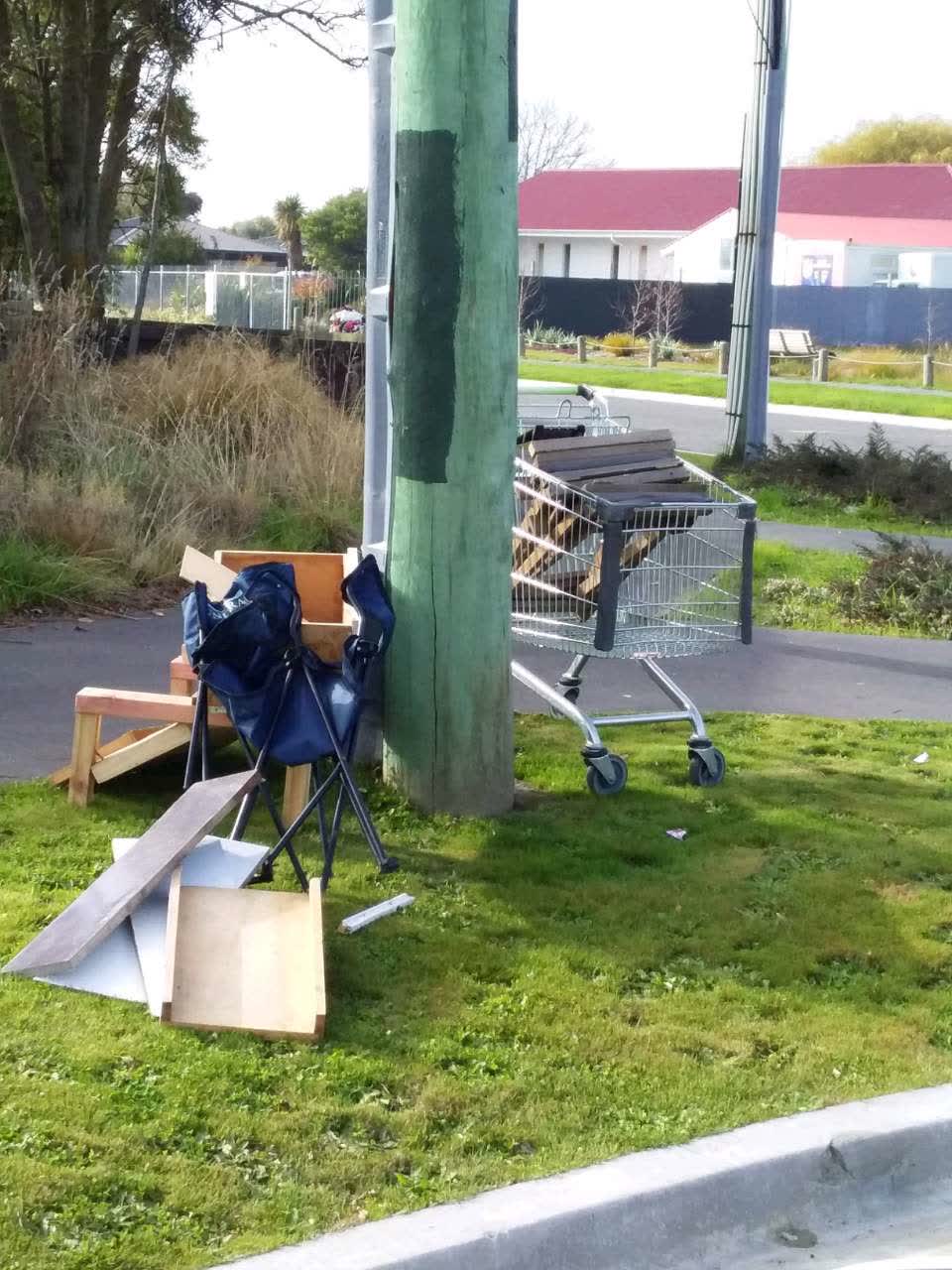 The photograph attached to this rubbish/recycling report