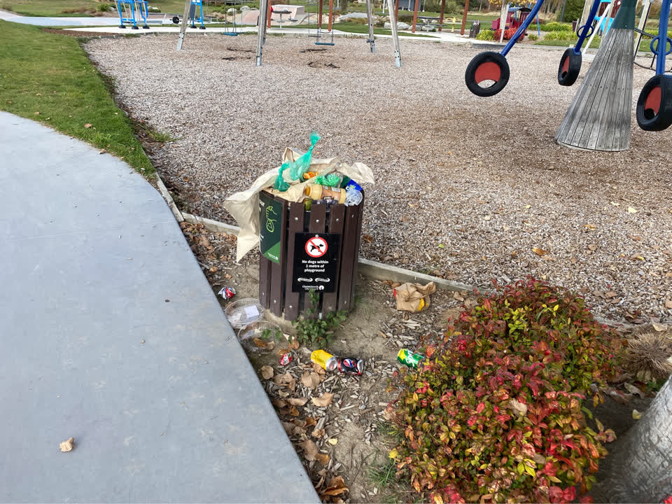 The photograph attached to this rubbish/recycling report