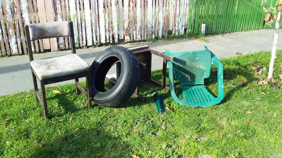 The photograph attached to this rubbish/recycling report