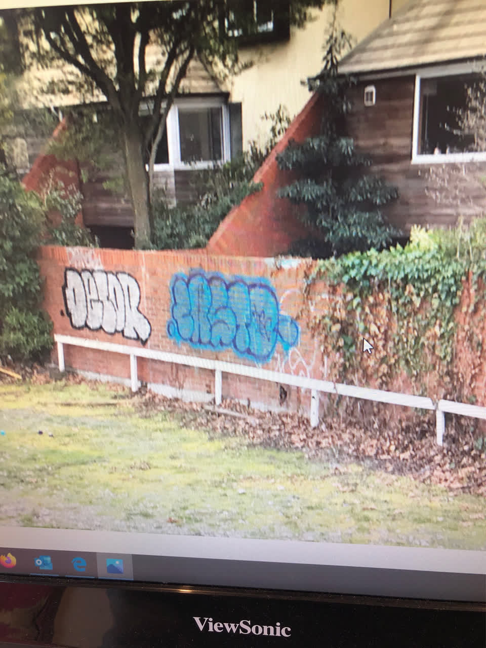 The photograph attached to this graffiti report