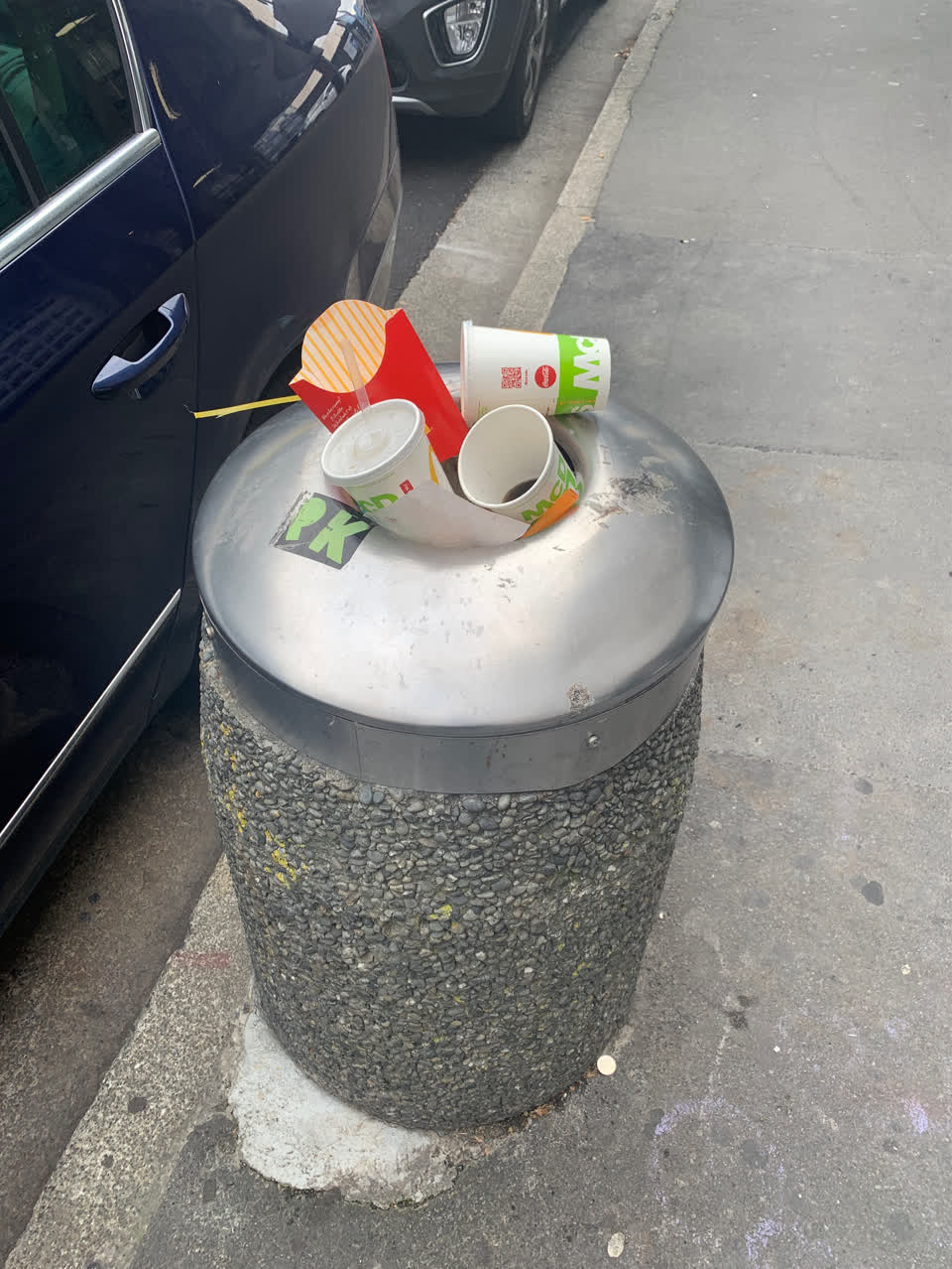The photograph attached to this rubbish/recycling report