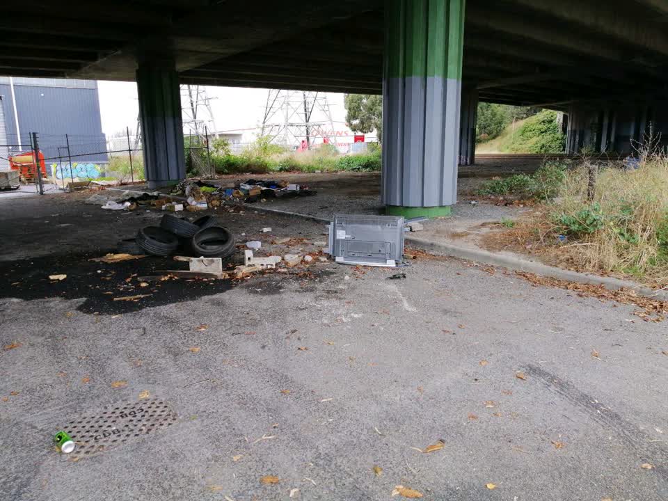 The photograph attached to this rubbish/recycling report