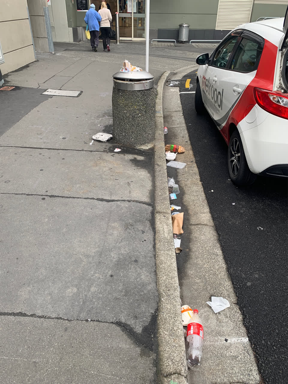 The photograph attached to this rubbish/recycling report