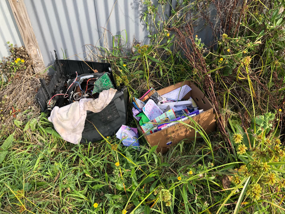 The photograph attached to this rubbish/recycling report