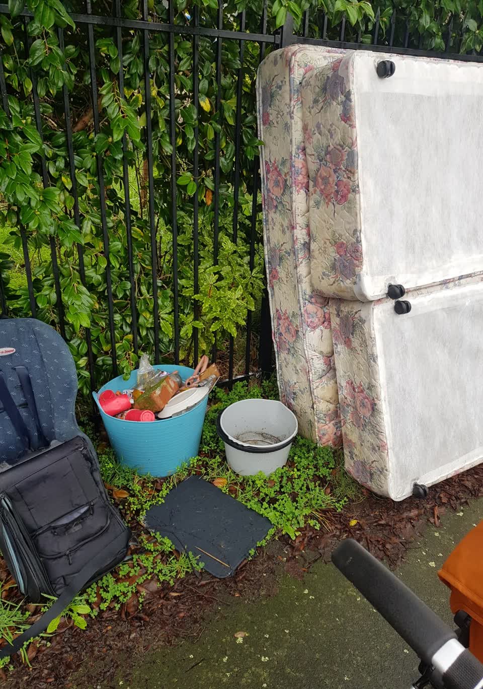 The photograph attached to this rubbish/recycling report