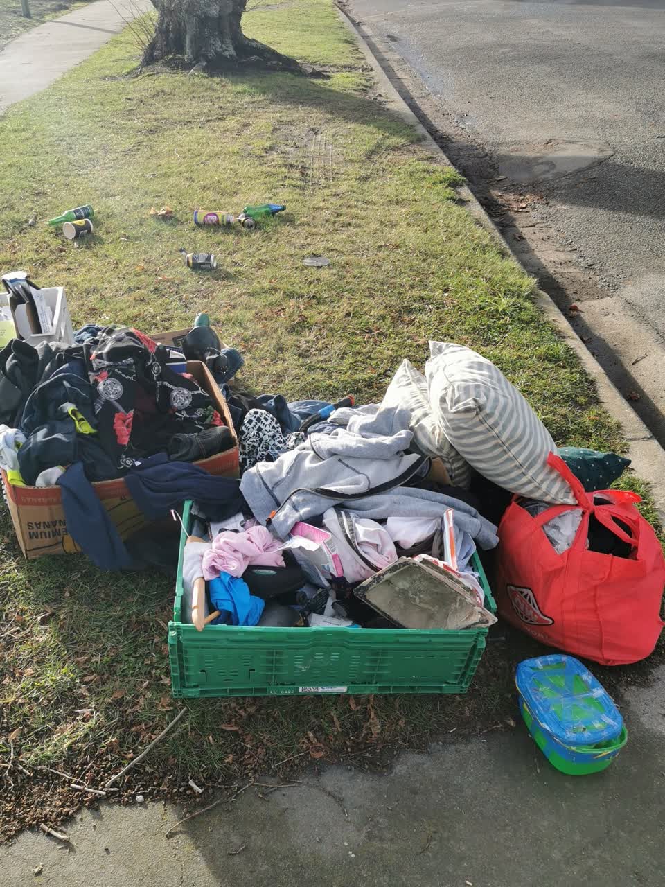 The photograph attached to this rubbish/recycling report