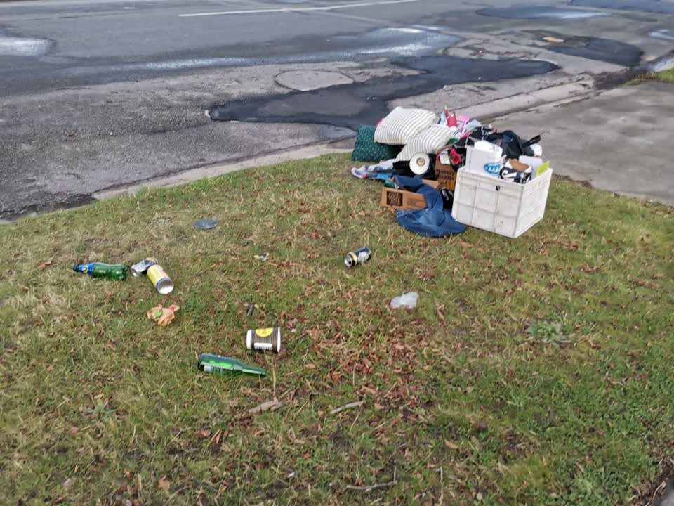 The photograph attached to this rubbish/recycling report