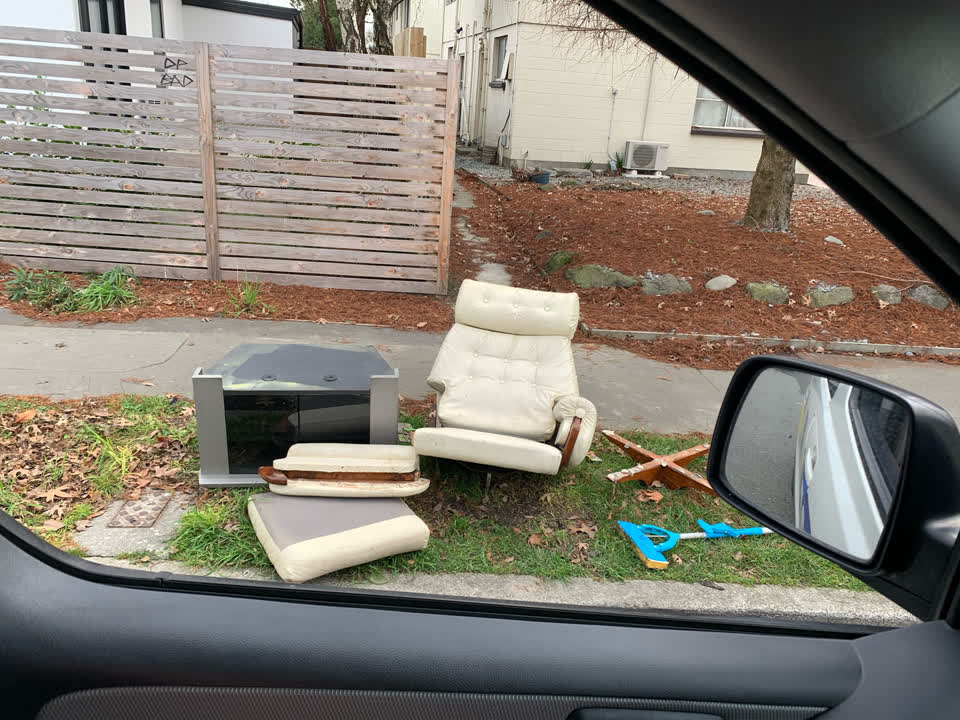 The photograph attached to this rubbish/recycling report