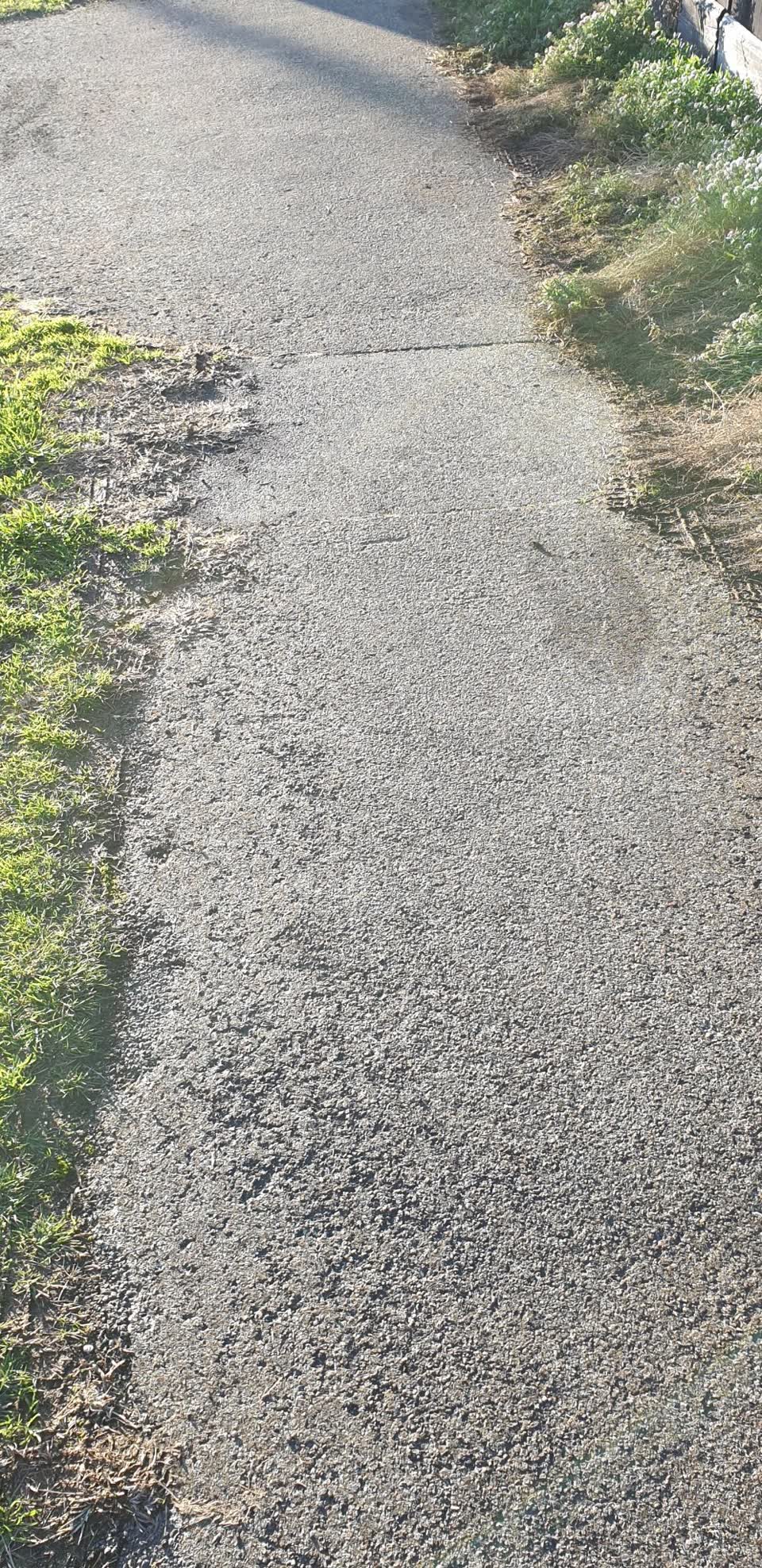 The photograph attached to this roading/streets report