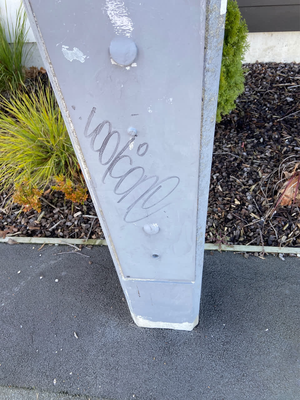 The photograph attached to this graffiti report