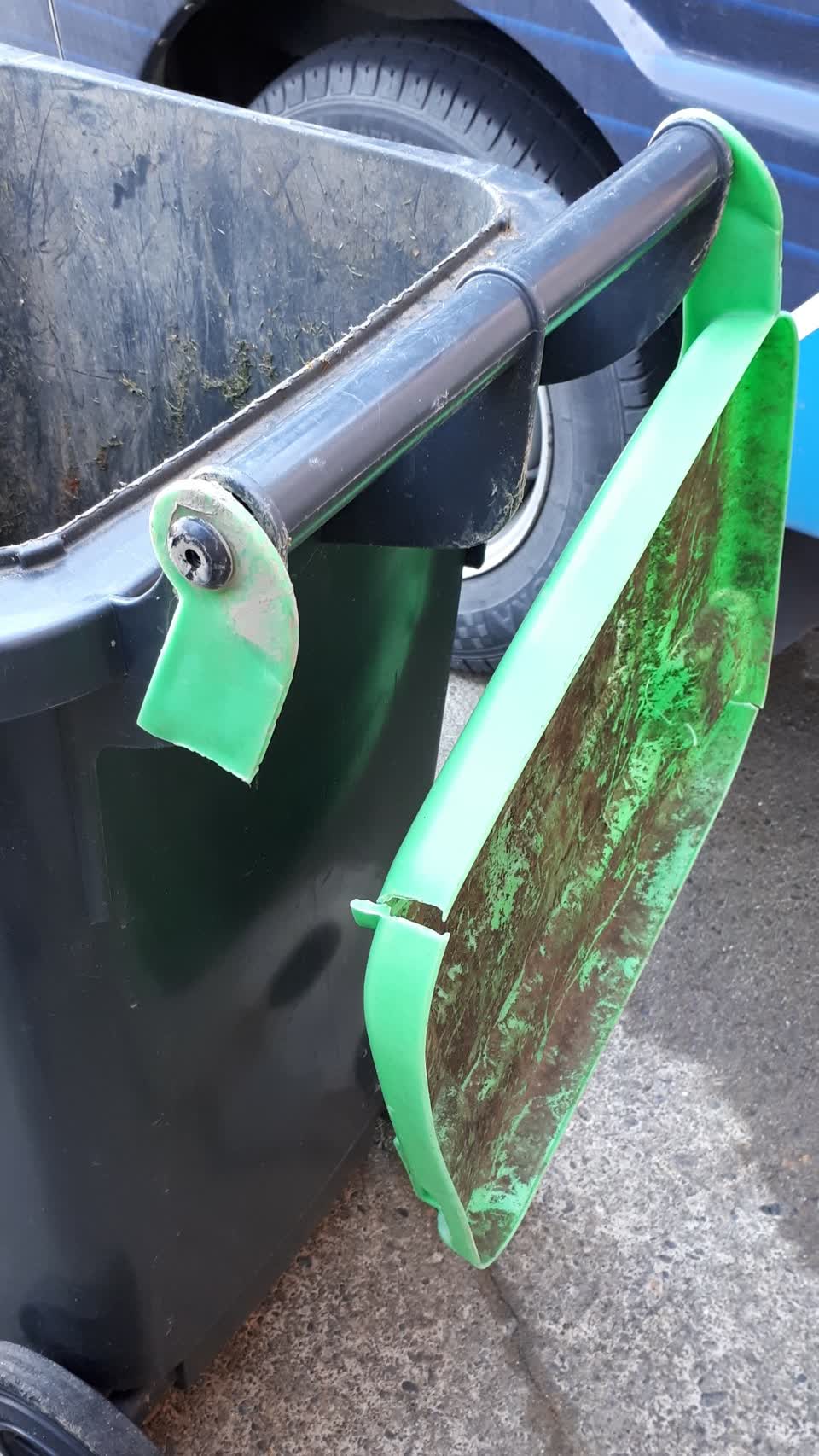The photograph attached to this rubbish/recycling report