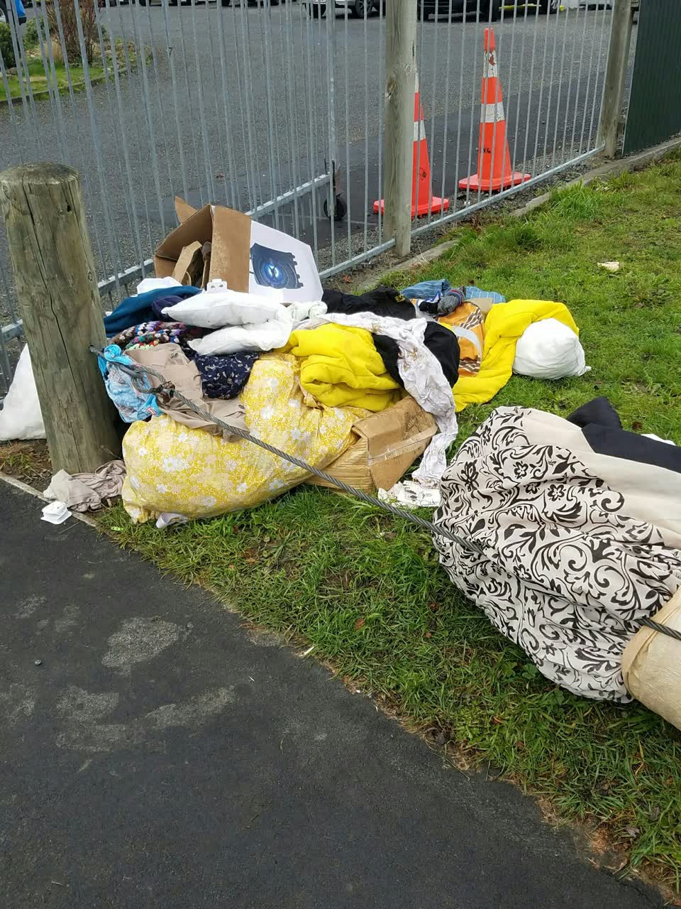 The photograph attached to this rubbish/recycling report