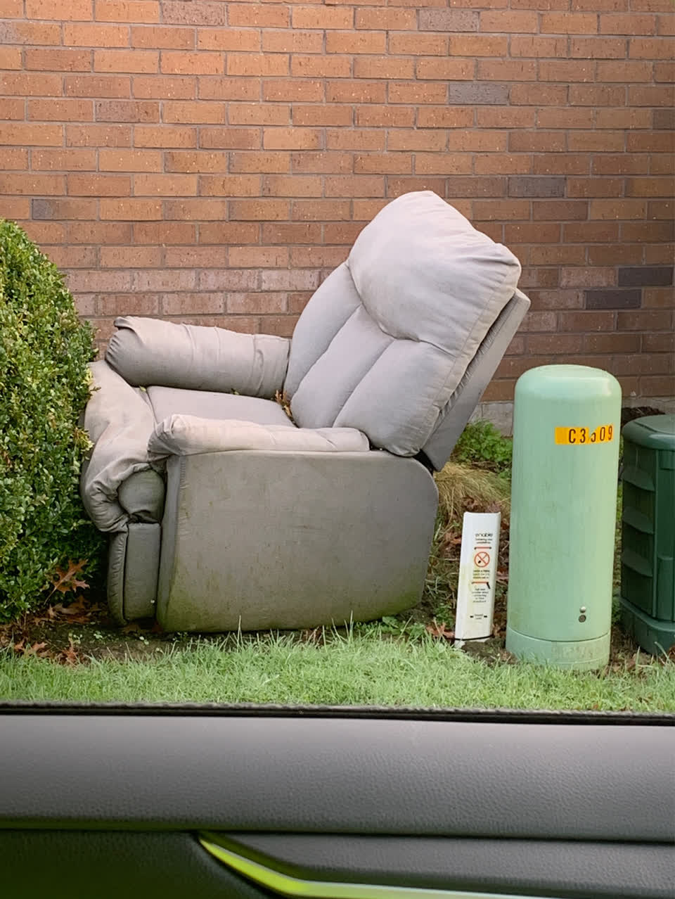 The photograph attached to this rubbish/recycling report