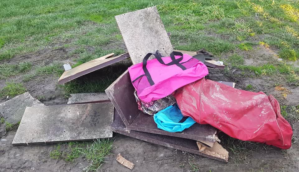 The photograph attached to this rubbish/recycling report