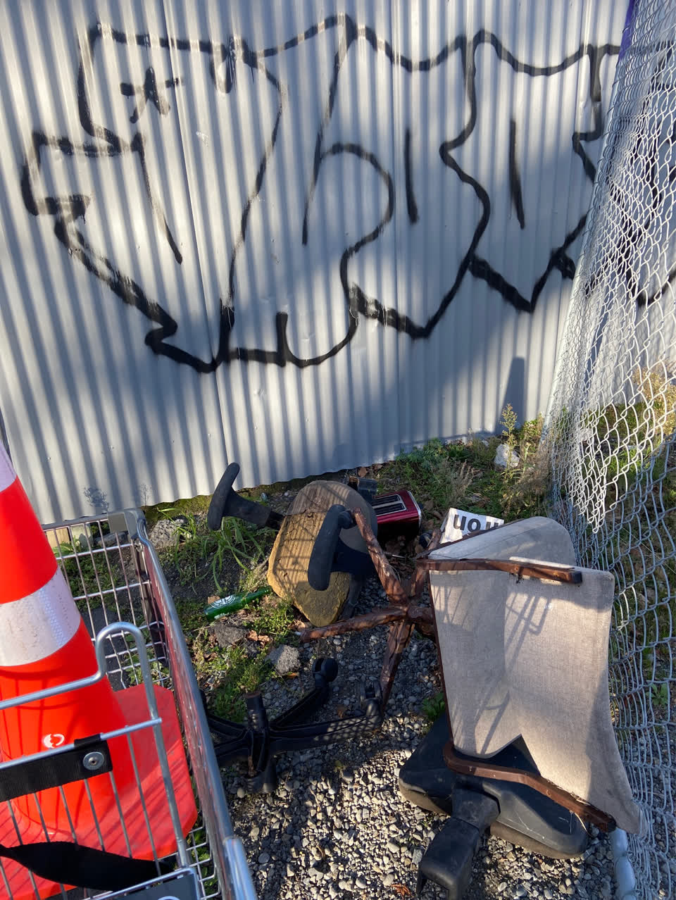 The photograph attached to this rubbish/recycling report
