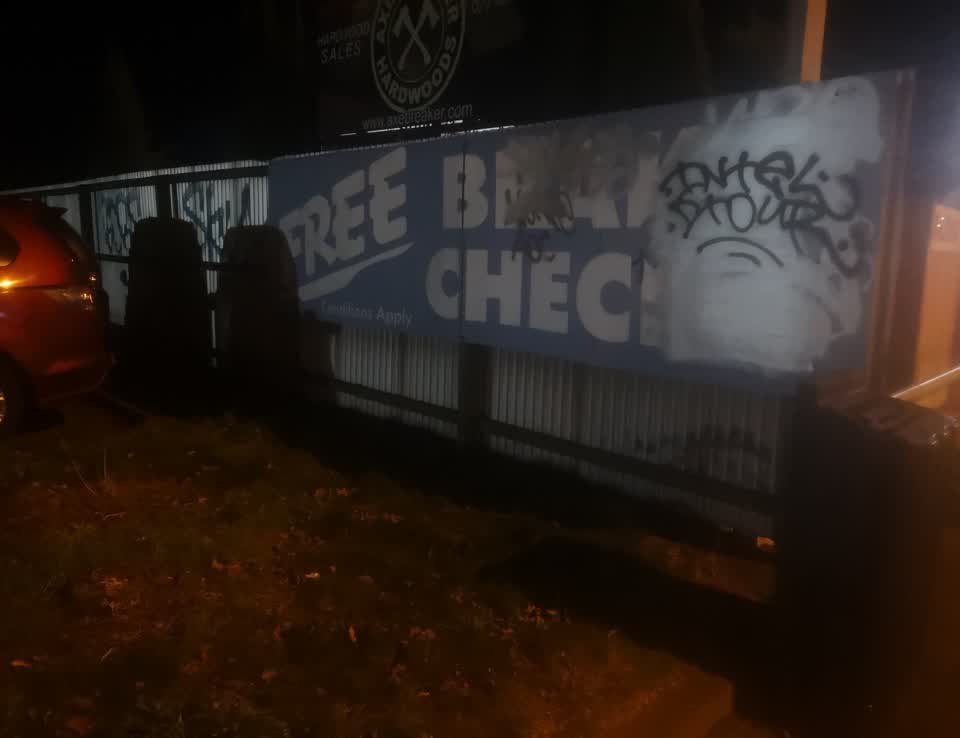 The photograph attached to this graffiti report