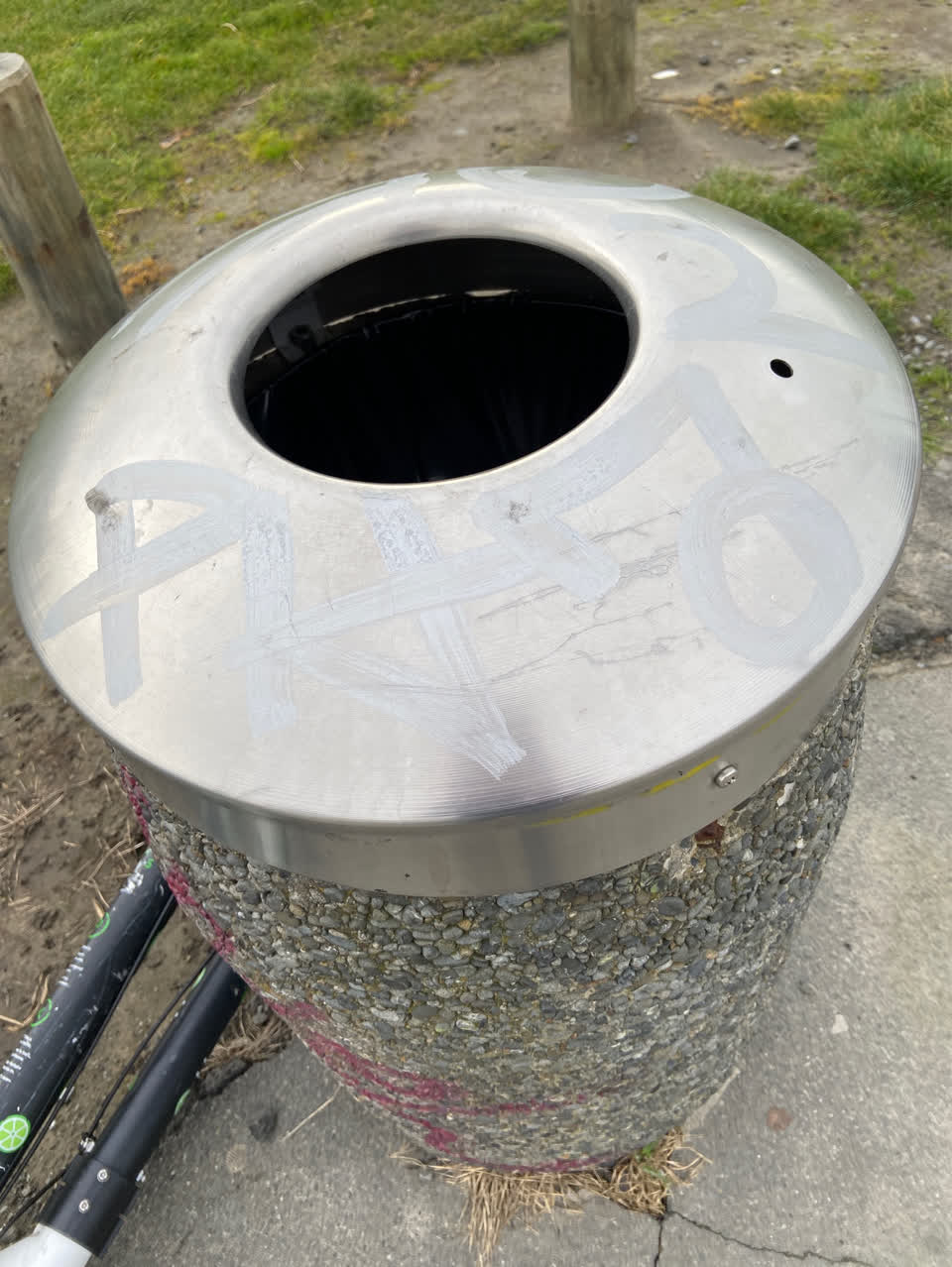 The photograph attached to this graffiti report