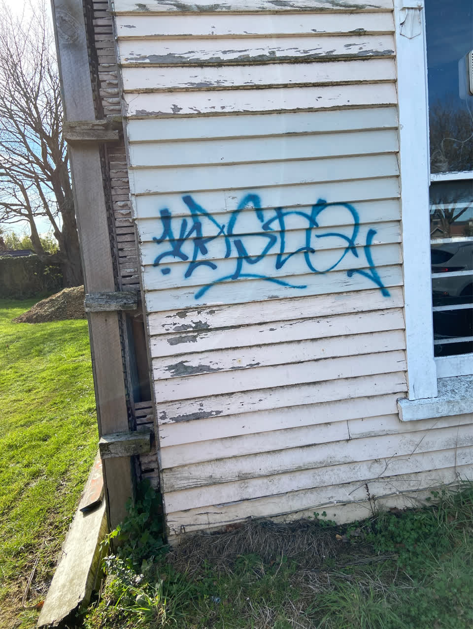 The photograph attached to this graffiti report
