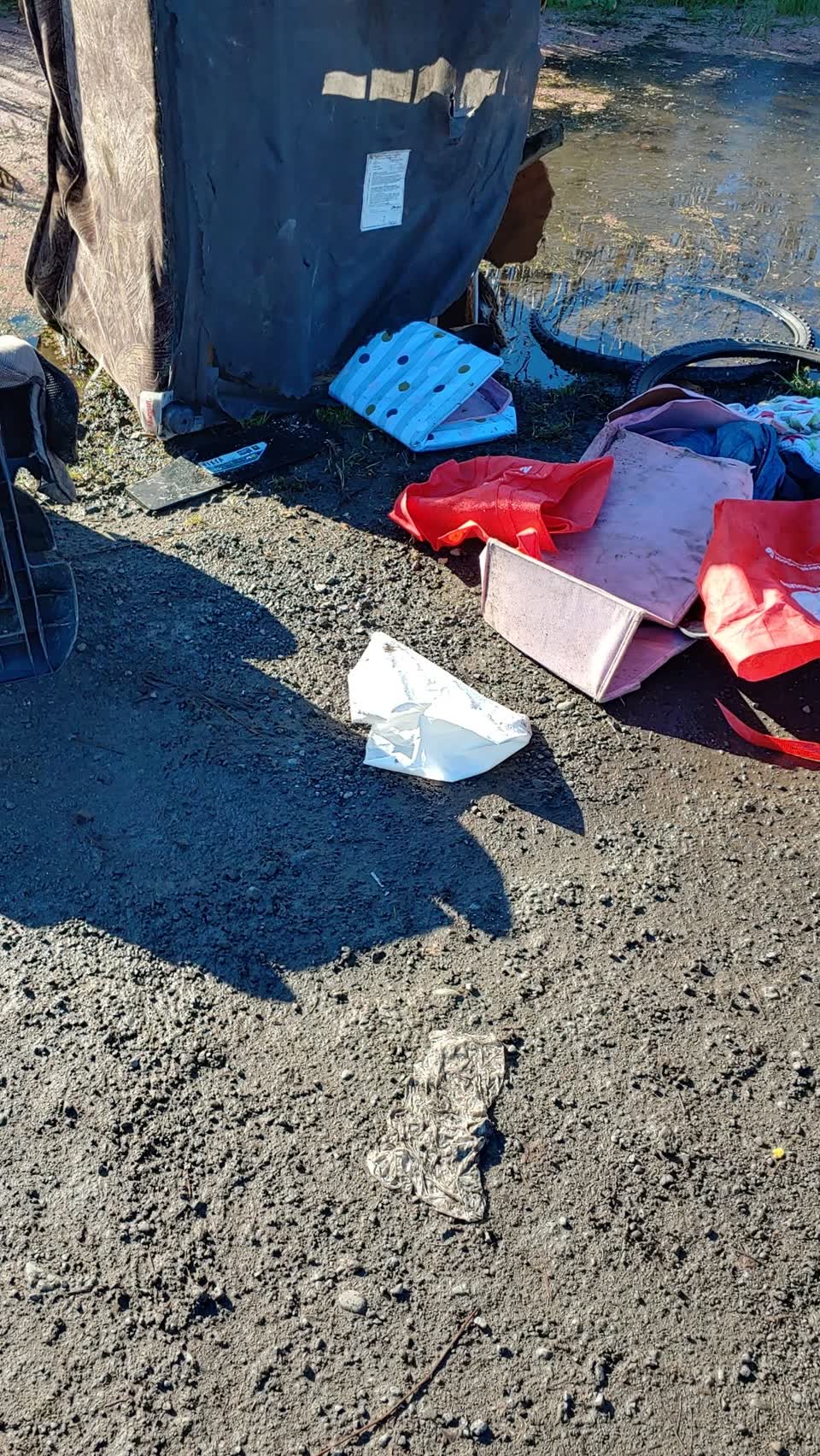 The photograph attached to this rubbish/recycling report