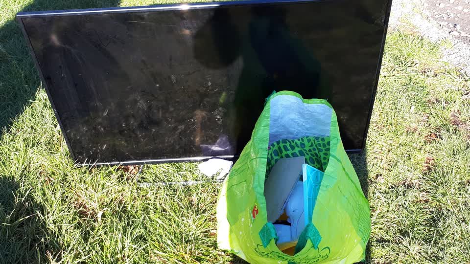 The photograph attached to this rubbish/recycling report