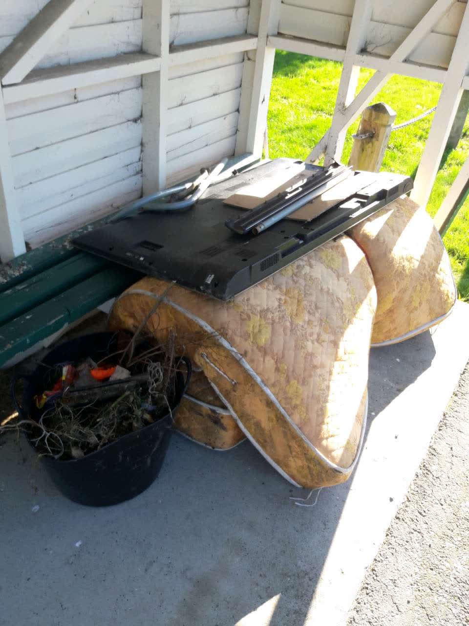 The photograph attached to this rubbish/recycling report