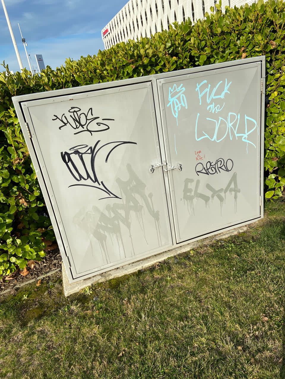 The photograph attached to this graffiti report