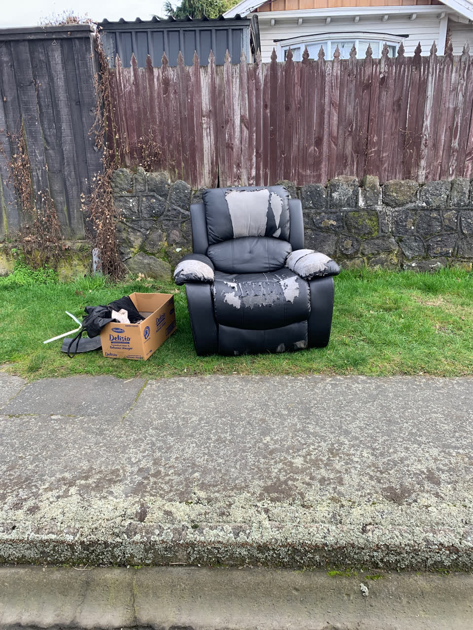 The photograph attached to this rubbish/recycling report