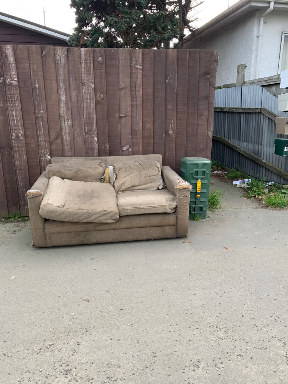 The photograph attached to this rubbish/recycling report