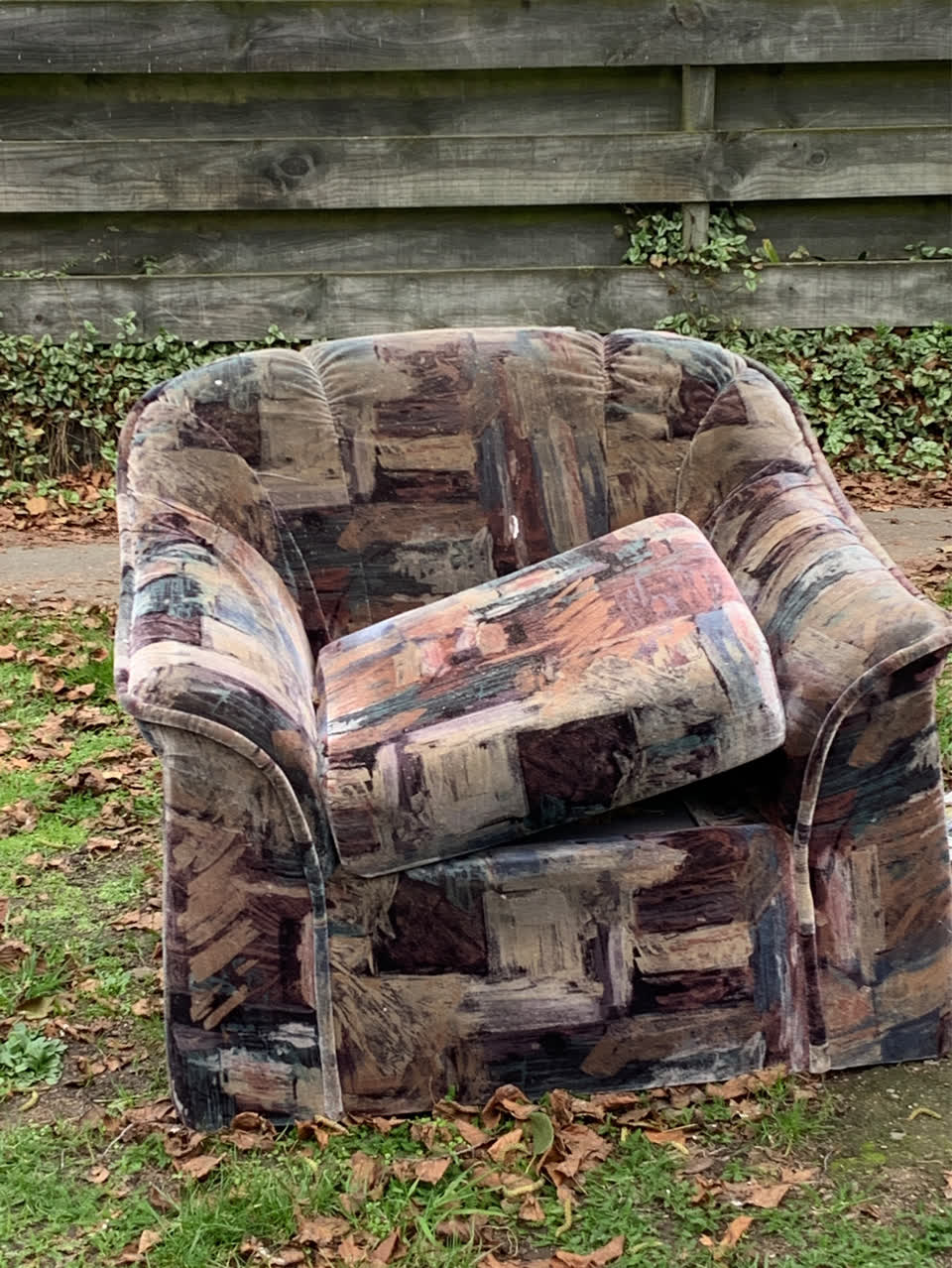 The photograph attached to this rubbish/recycling report