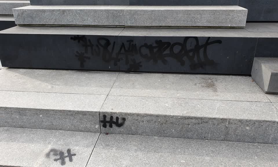 The photograph attached to this graffiti report