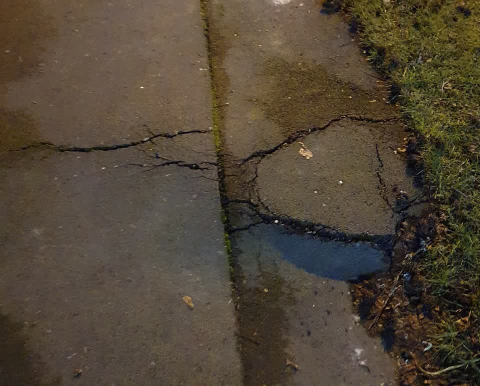 The photograph attached to this roading/streets report