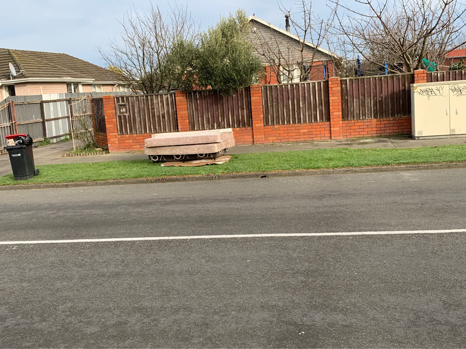 The photograph attached to this rubbish/recycling report