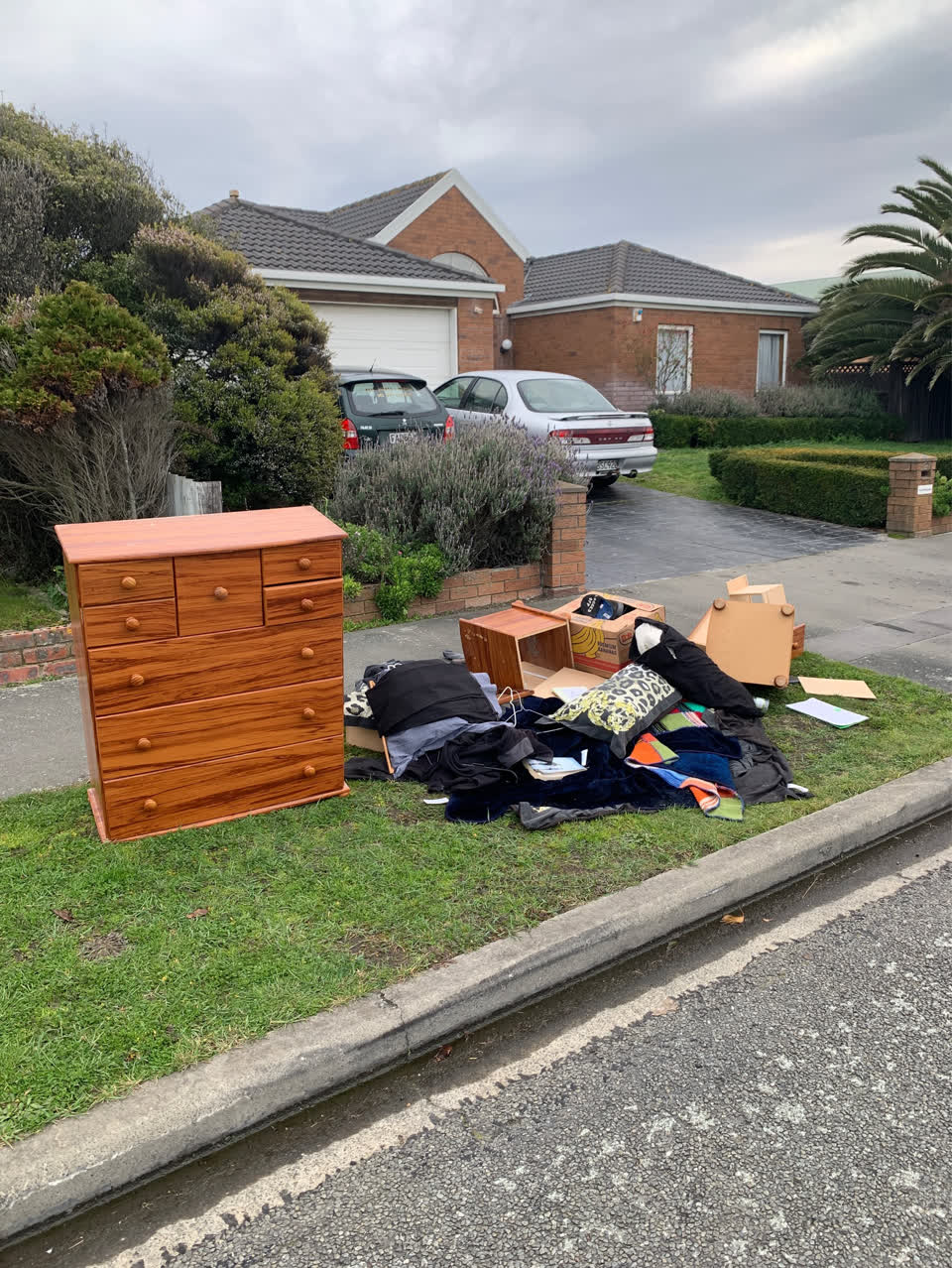 The photograph attached to this rubbish/recycling report